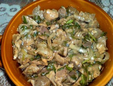 Салат из куриных желудков с грибами