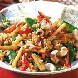Азиатский салат с рисом и побегами бамбука