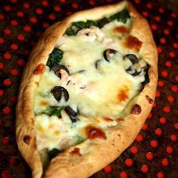 Пицца-лодочка с креветками и шпинатом