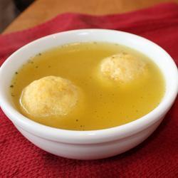 Еврейский суп с клецками из мацы