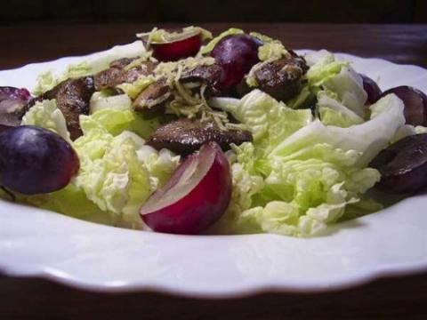 Рецепт быстрого салата с куриной печенью и виноградом