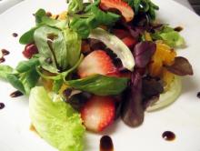 Легкий салат с клубникой и бальзамическим уксусом