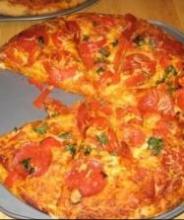 Пицца с колбасой пепперони и сыром
